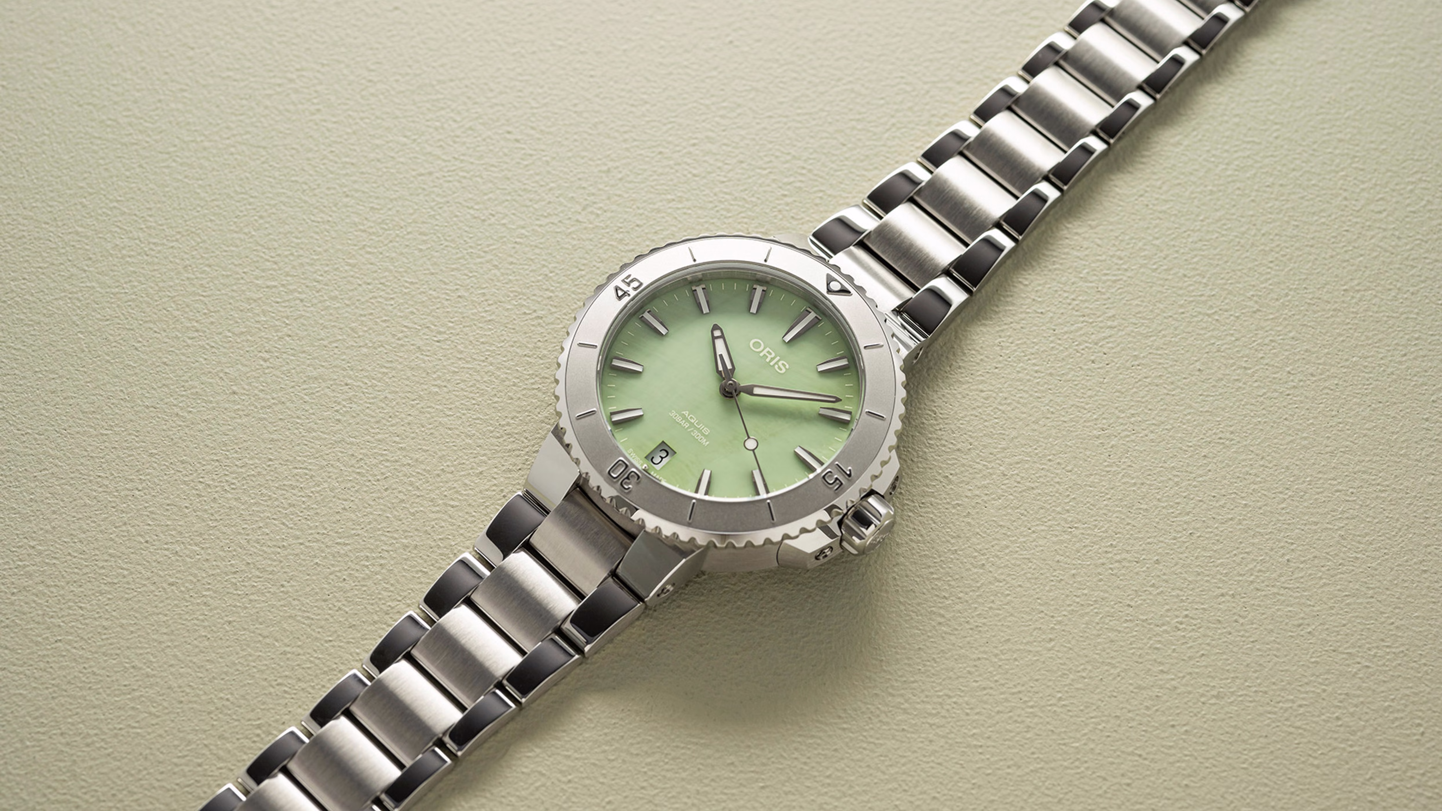 Oris Aquis Date 36,5mm Grün Perlmutt Damenuhr 01 733 7770 4157-07 8 18 05P