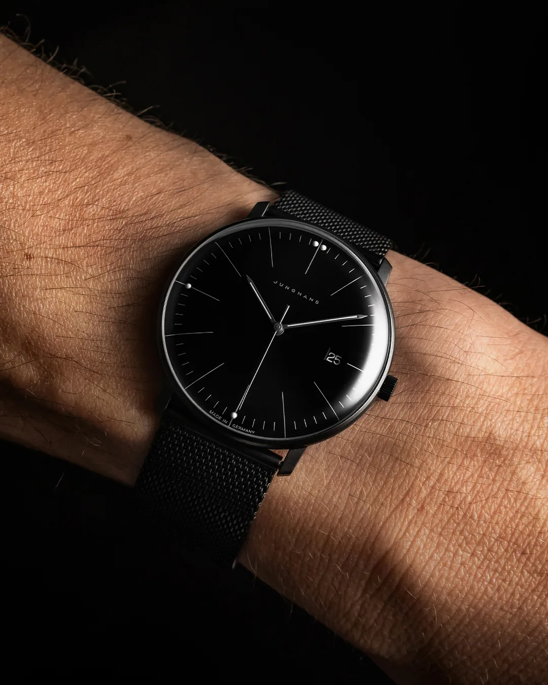 Junghans max bill Quarz schwarz PVD Milanaiseband Herrenuhr 41/4660.46