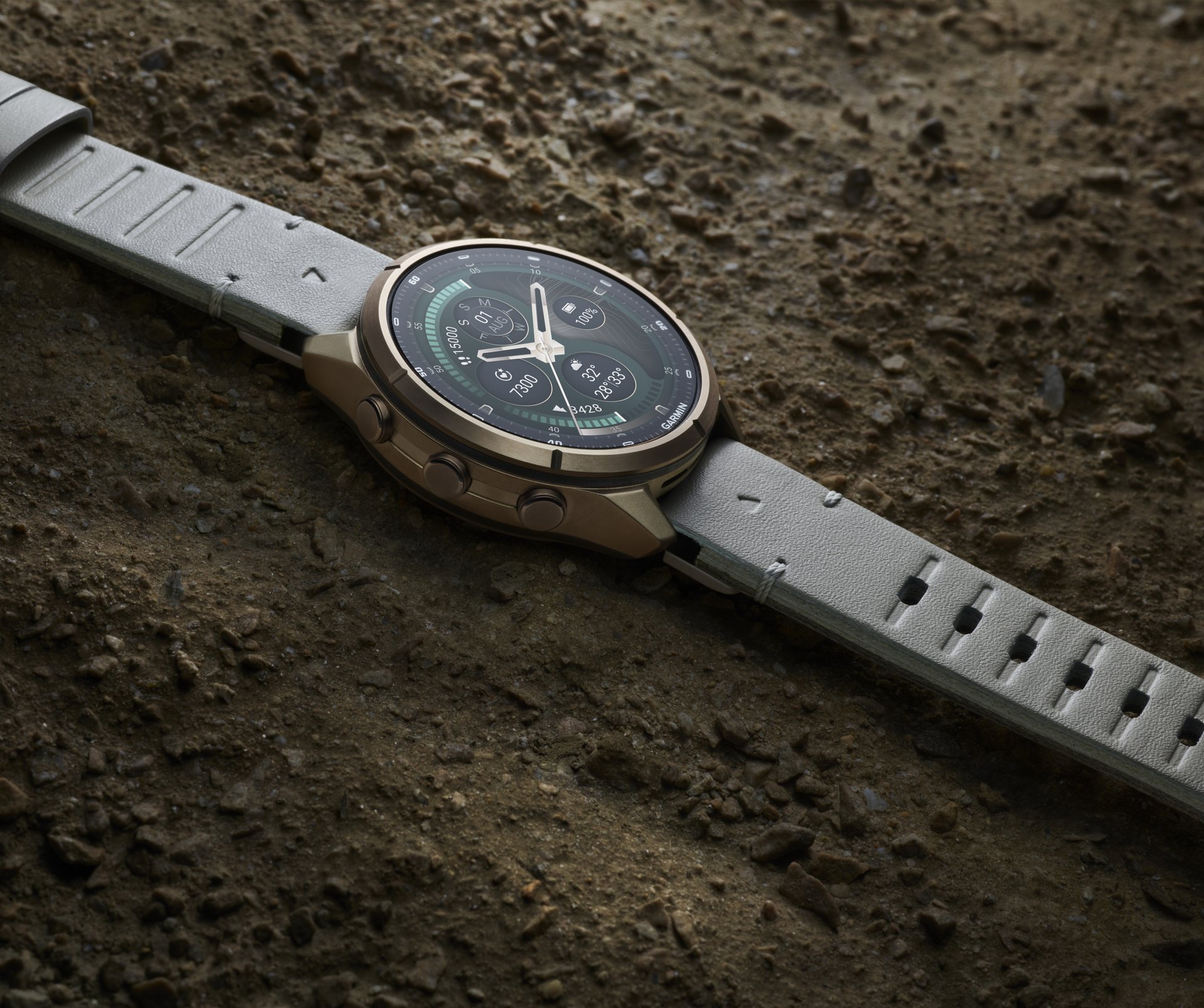 Garmin fēnix® 9 Pro inReach® - 43 mm AMOLED Sapphire Autumn Gold Titan mit Leder-Armband Bone und Silikon-Armband Creme/French Gray 010-04335-41