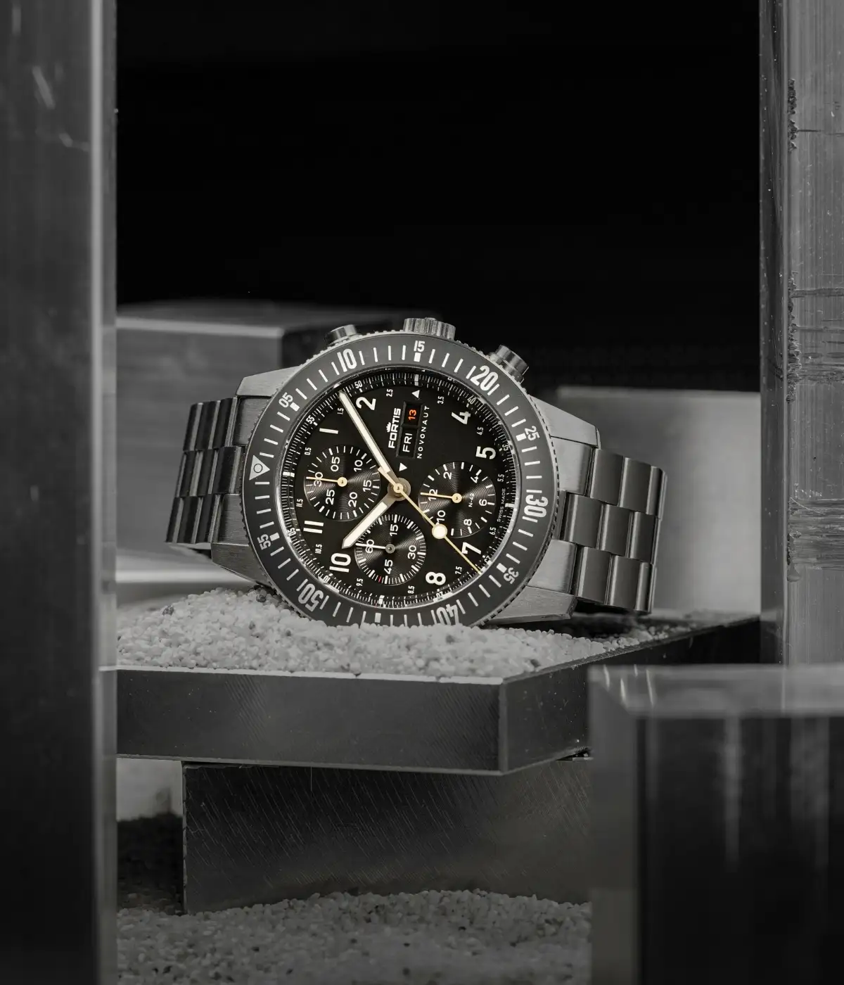 Fortis NOVONAUT N-42 Titanium Legacy Herrenuhr F2040017 