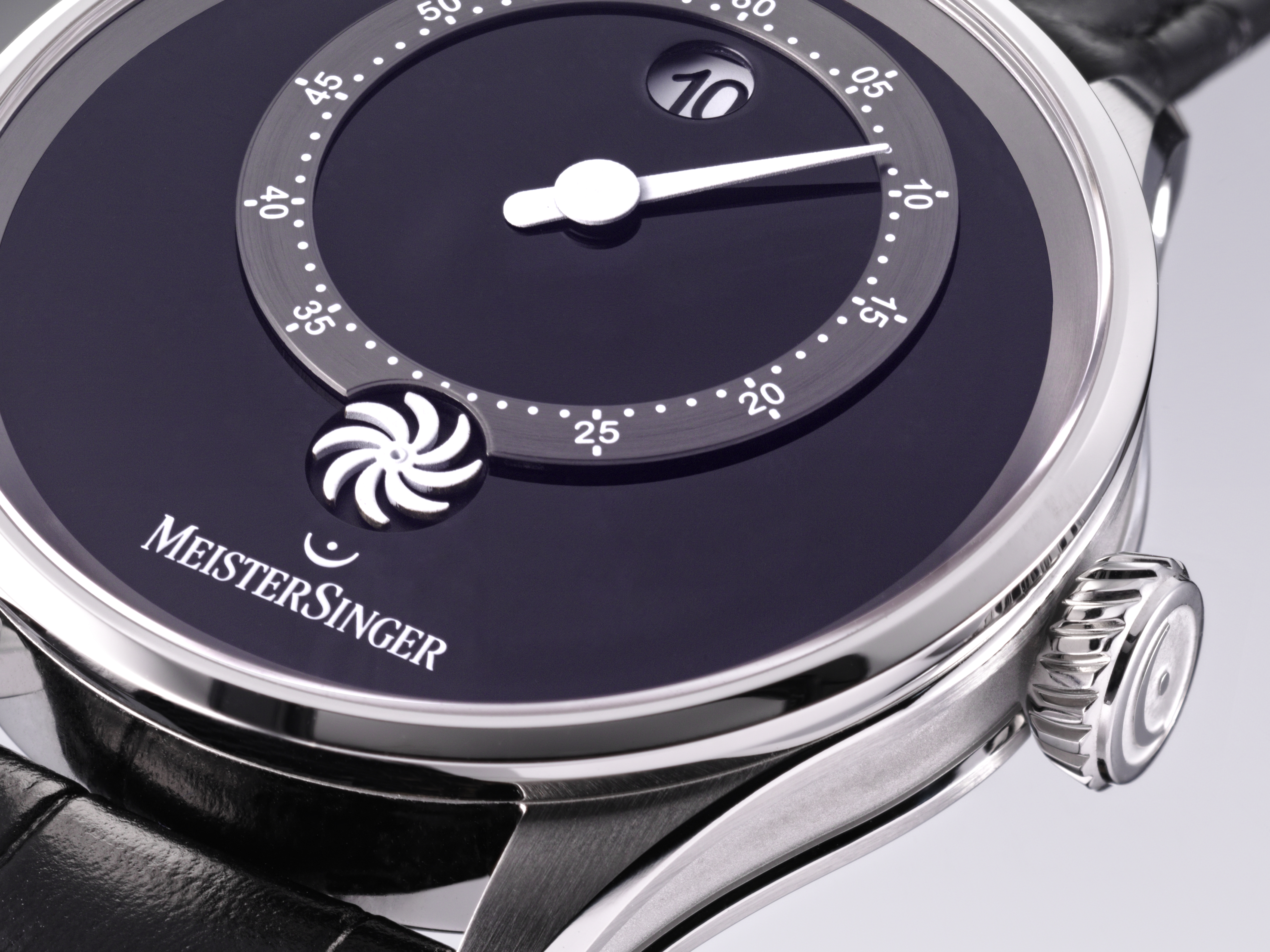 Meister Singer Panthero Jumping Hour - Schwarz, Automatikwerk, Rindsleder mit Krokoprägung, Schwarz glänzend Damenuhr PTJH902