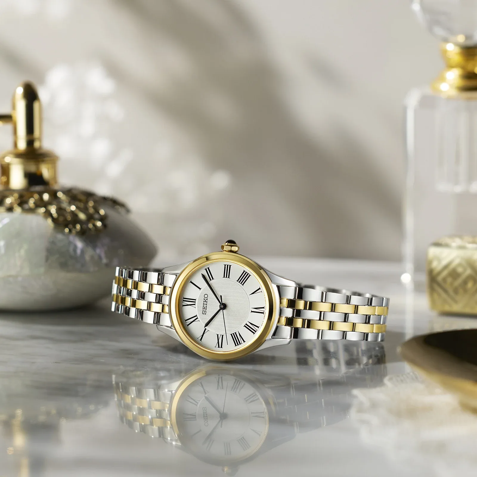 Seiko Classic Quarz 30 mm Goldfarben Silber Damenuhr SUR612P1
