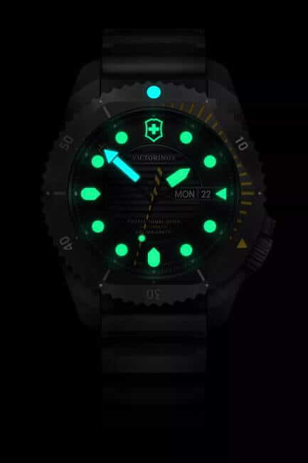 Victorinox Dive Pro Automatic Three hands Titanium Herrenuhr 241997