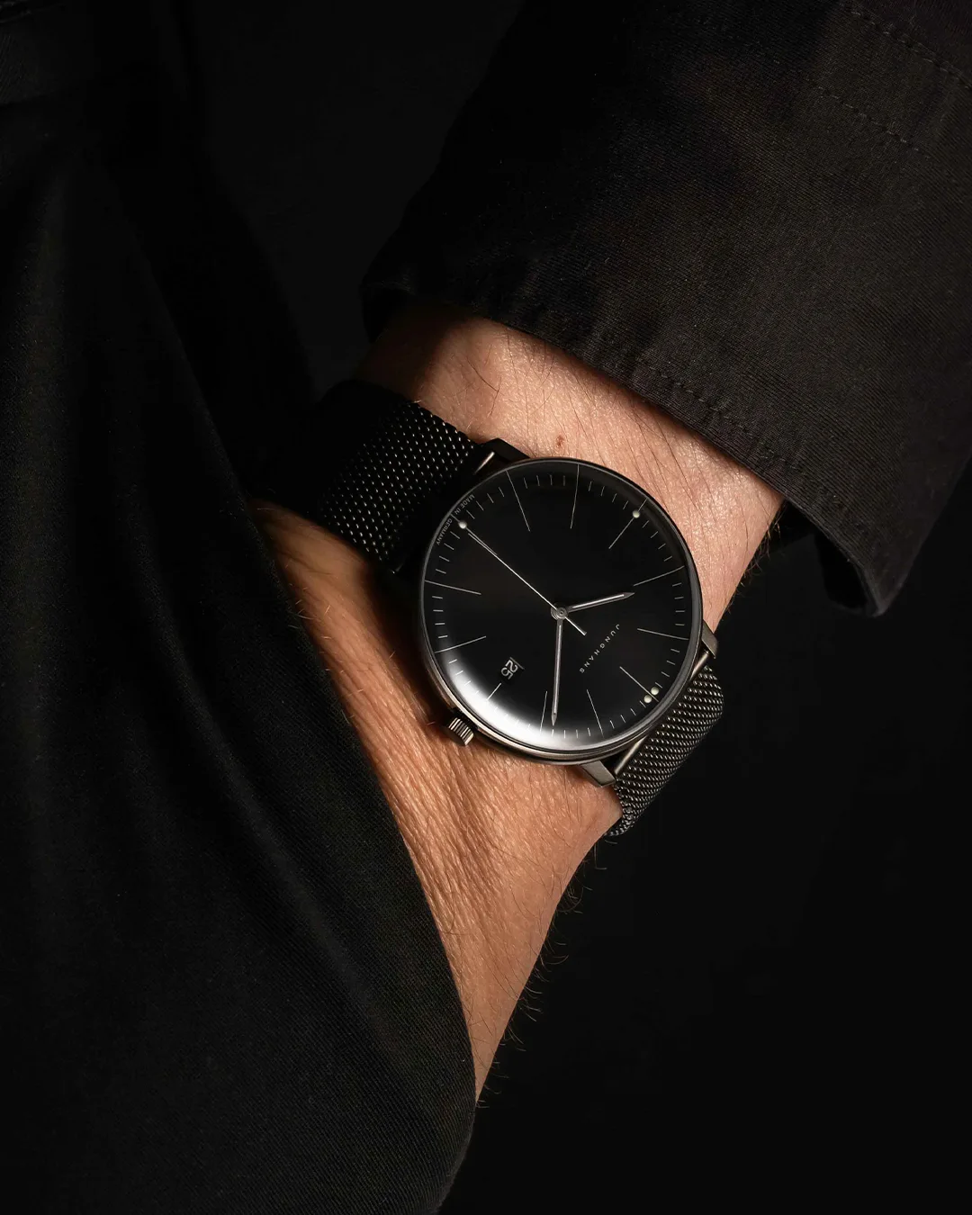 Junghans max bill Quarz schwarz PVD Milanaiseband Herrenuhr 41/4660.46