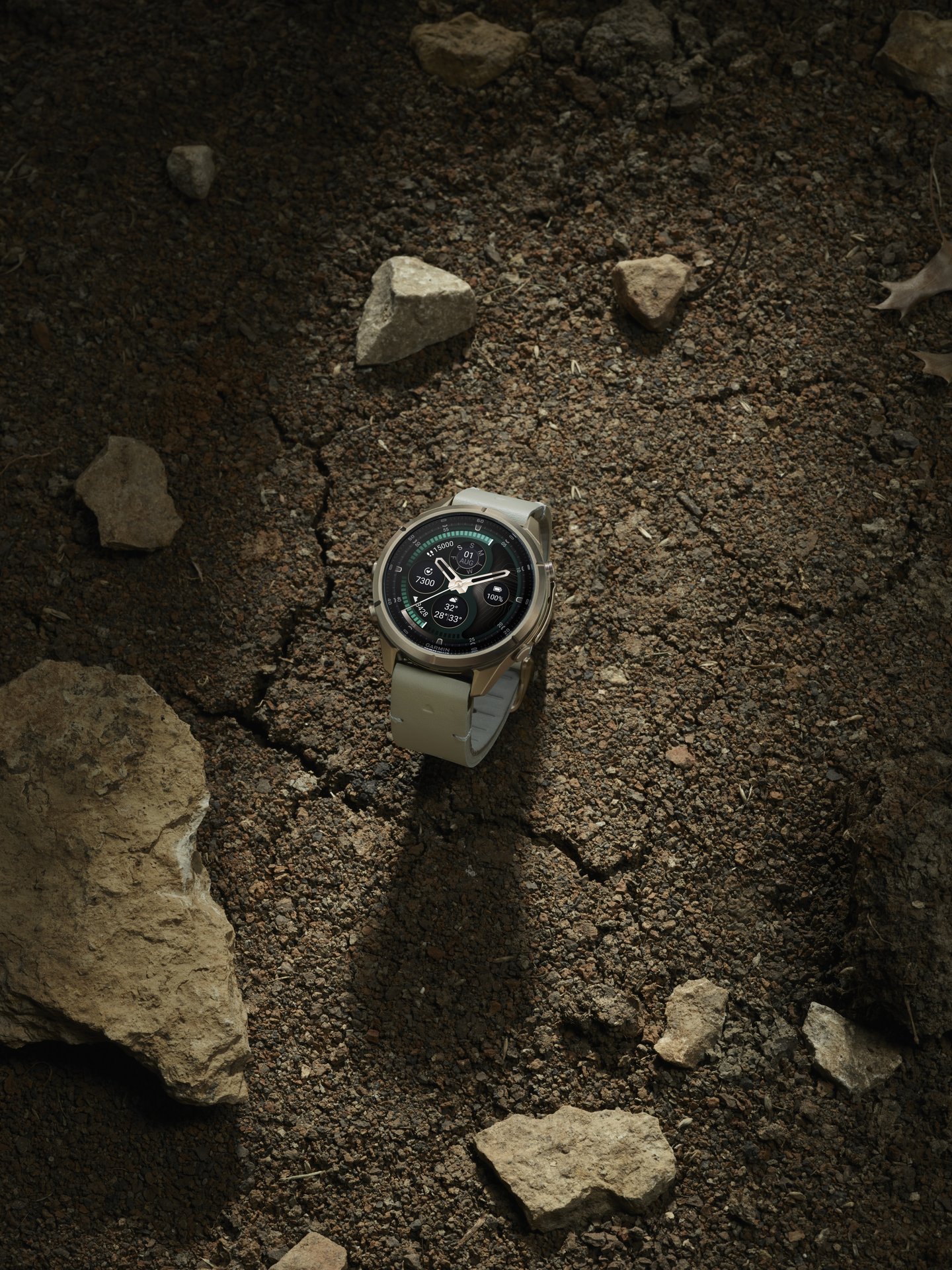 Garmin fēnix® 9 Pro inReach® - 43 mm AMOLED Sapphire Autumn Gold Titan mit Leder-Armband Bone und Silikon-Armband Creme/French Gray 010-04335-41