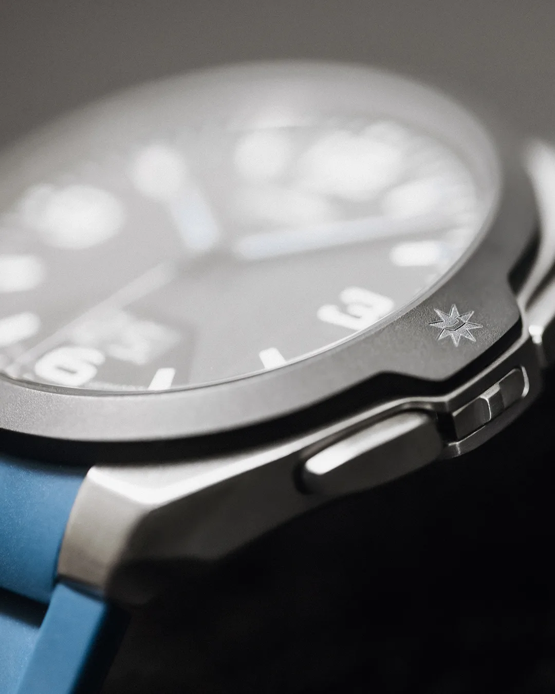 Junghans Spektrum Mega Solar Funk Kautschukband Herrenuhr 18/1527.00